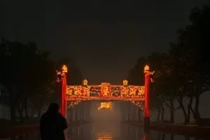 《月见坂》电影封面，坡道尽头的路灯与晚归身影