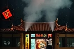 《海风邮局》剧集封面，海边投递箱与成排信件